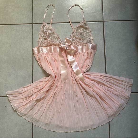 Victoria's Secret Other - Victoria's Secret Pleated Bow Babydoll dress with
Satin Trim Bow
